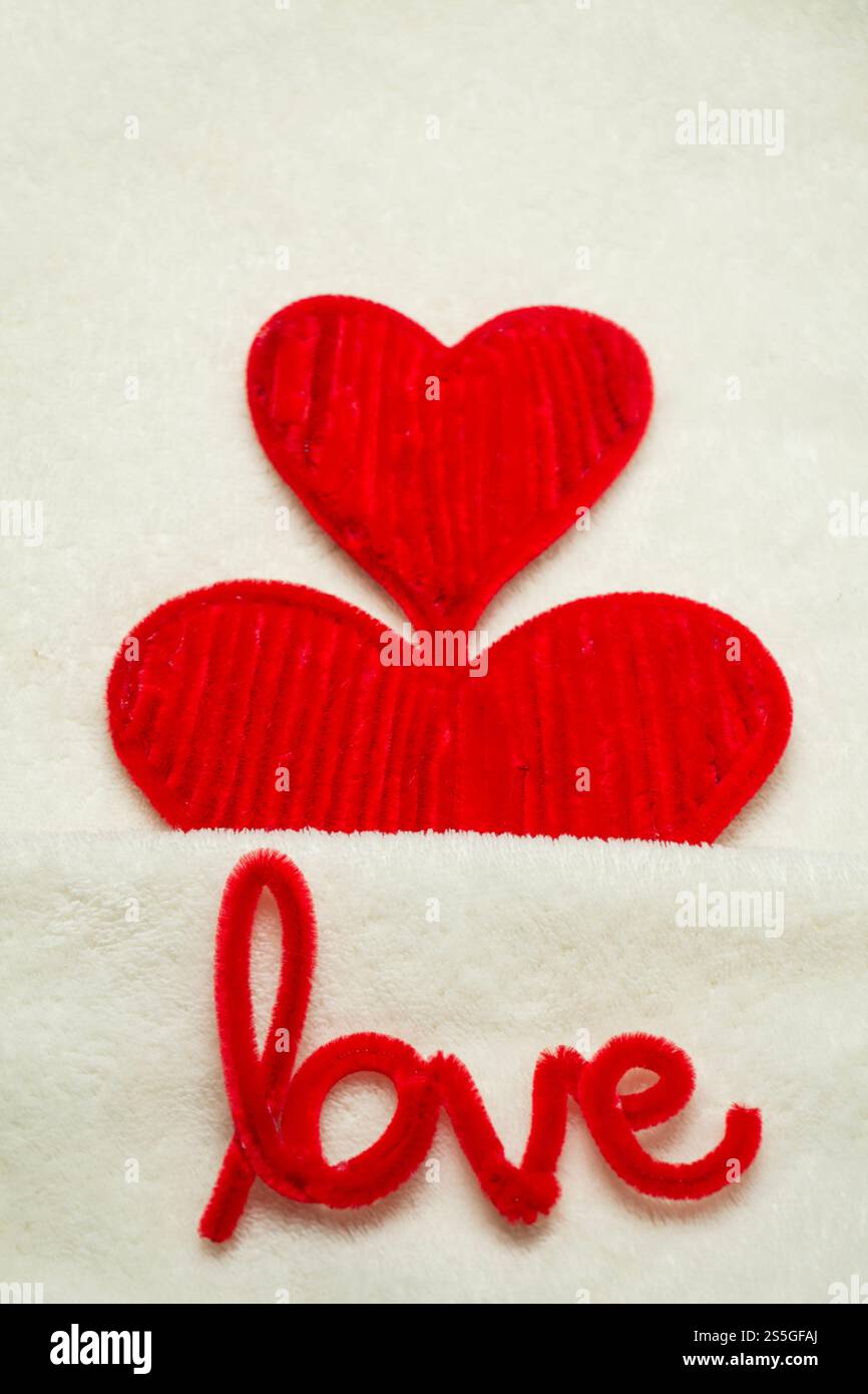 Décoration de portrait de coeur et lettres d'amour avec fond de tissu doux, nettoyeurs de tuyaux DIY Banque D'Images