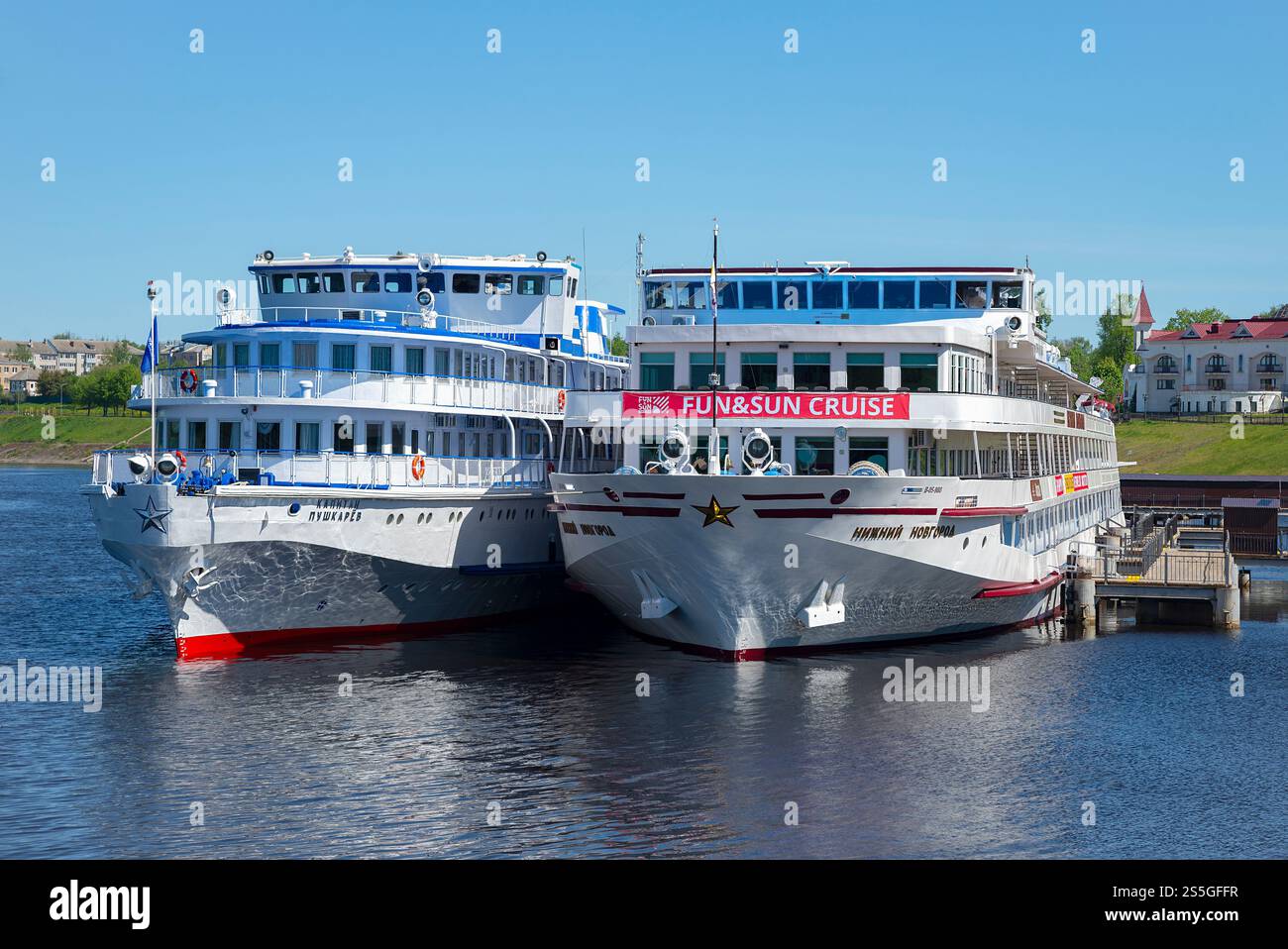 OUGLICH, RUSSIE - 22 MAI 2024 : deux bateaux de croisière à l'embarcadère. Uglich, région de Yaroslavl Banque D'Images