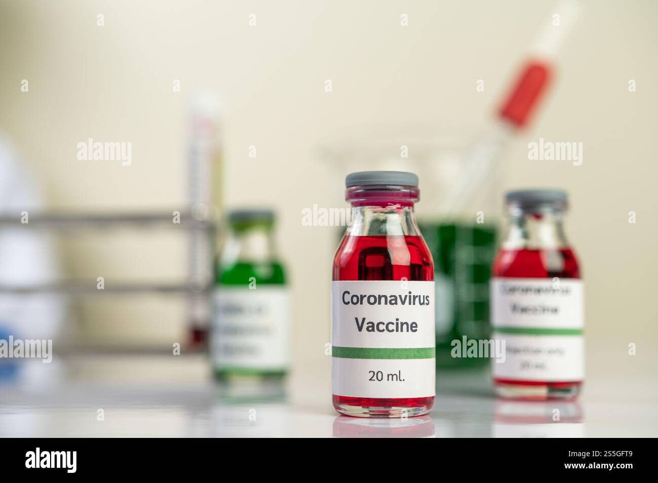 Le vaccin contre le covid-19 est en rouge et vert dans des bouteilles placées sur le sol. Mise au point sélective. Banque D'Images