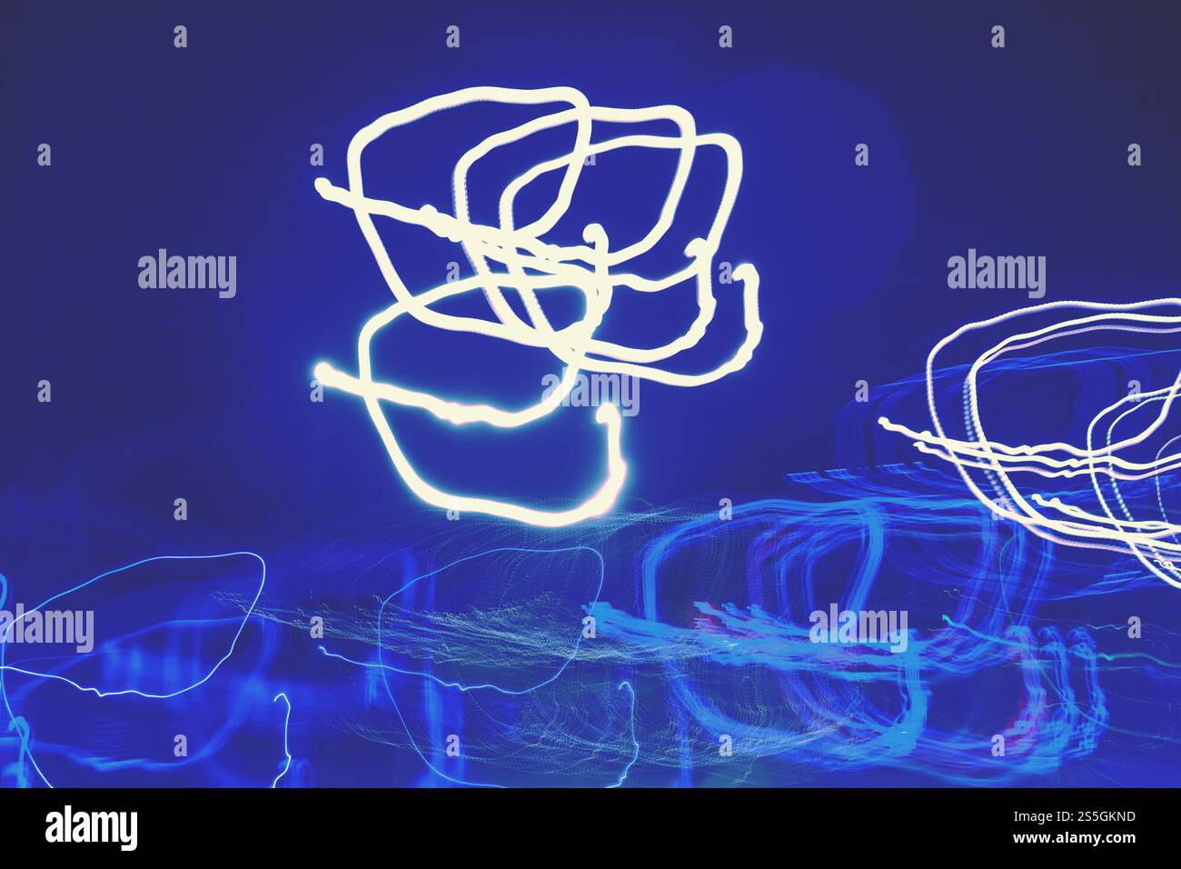 Dessiner avec de la lumière dans le noir. Arrière-plan abstrait. Exposition longue Banque D'Images