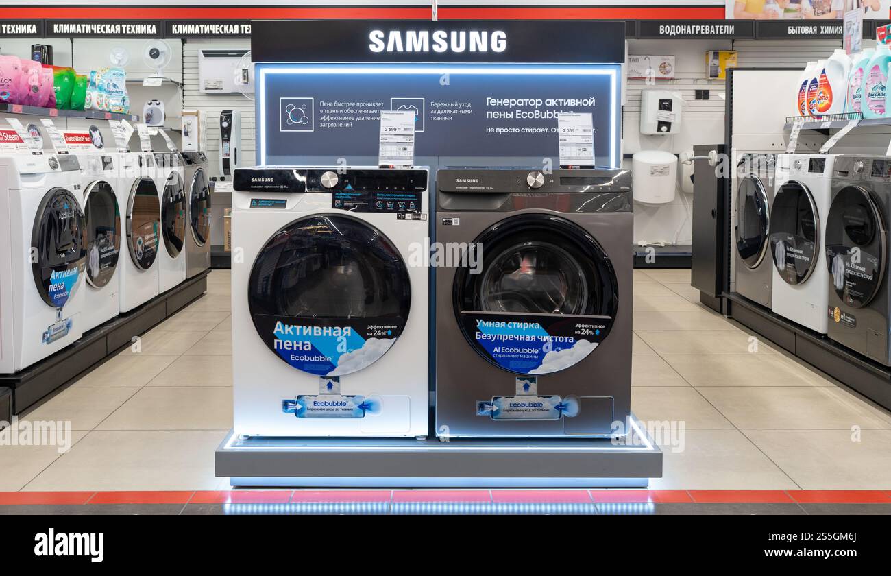 Lave-linge Samsung exposés dans la salle d'exposition d'un magasin commercial. Articles ménagers marque Samsung exposée à la vente. Minsk, Biélorussie - 1er juin 2024 Banque D'Images