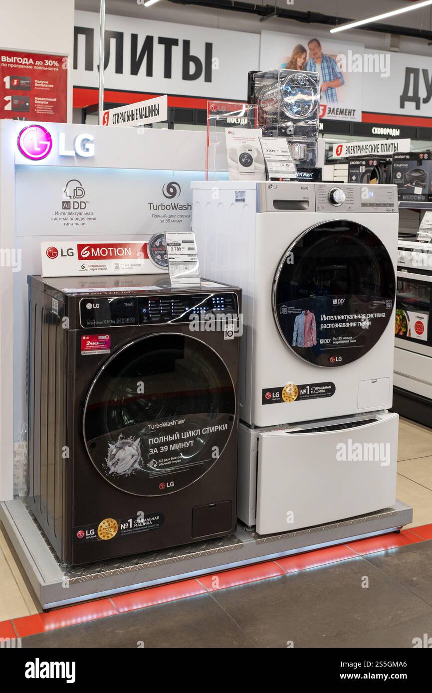 Machines à laver LG exposées dans le showroom d'un magasin commercial. Articles ménagers LG marque exposée à la vente. Minsk, Biélorussie - 1er juin 2024 Banque D'Images
