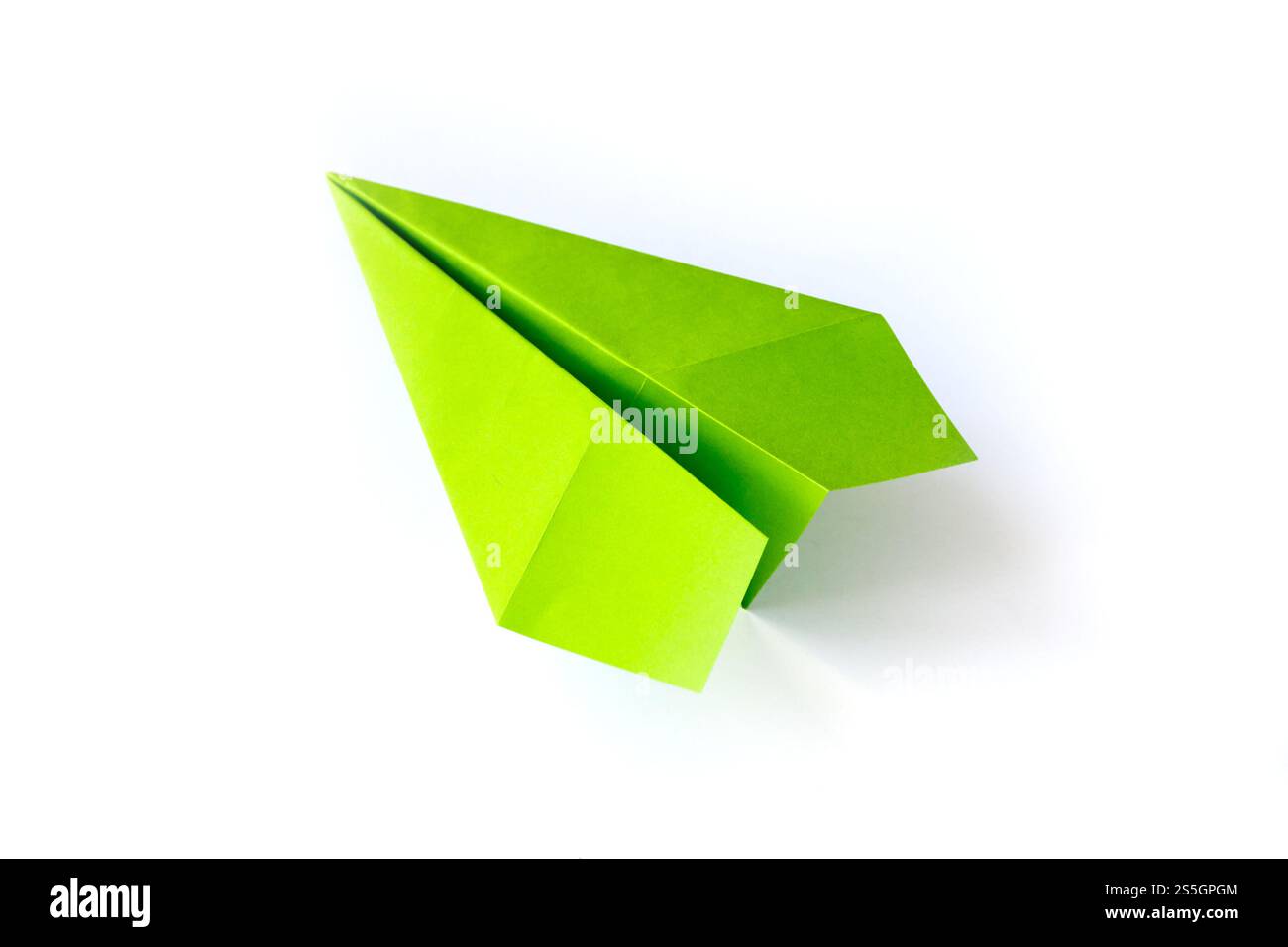 Origami plan de papier vert isolé sur un fond blanc vierge. Origami plan de papier vert isolé sur un fond blanc Banque D'Images