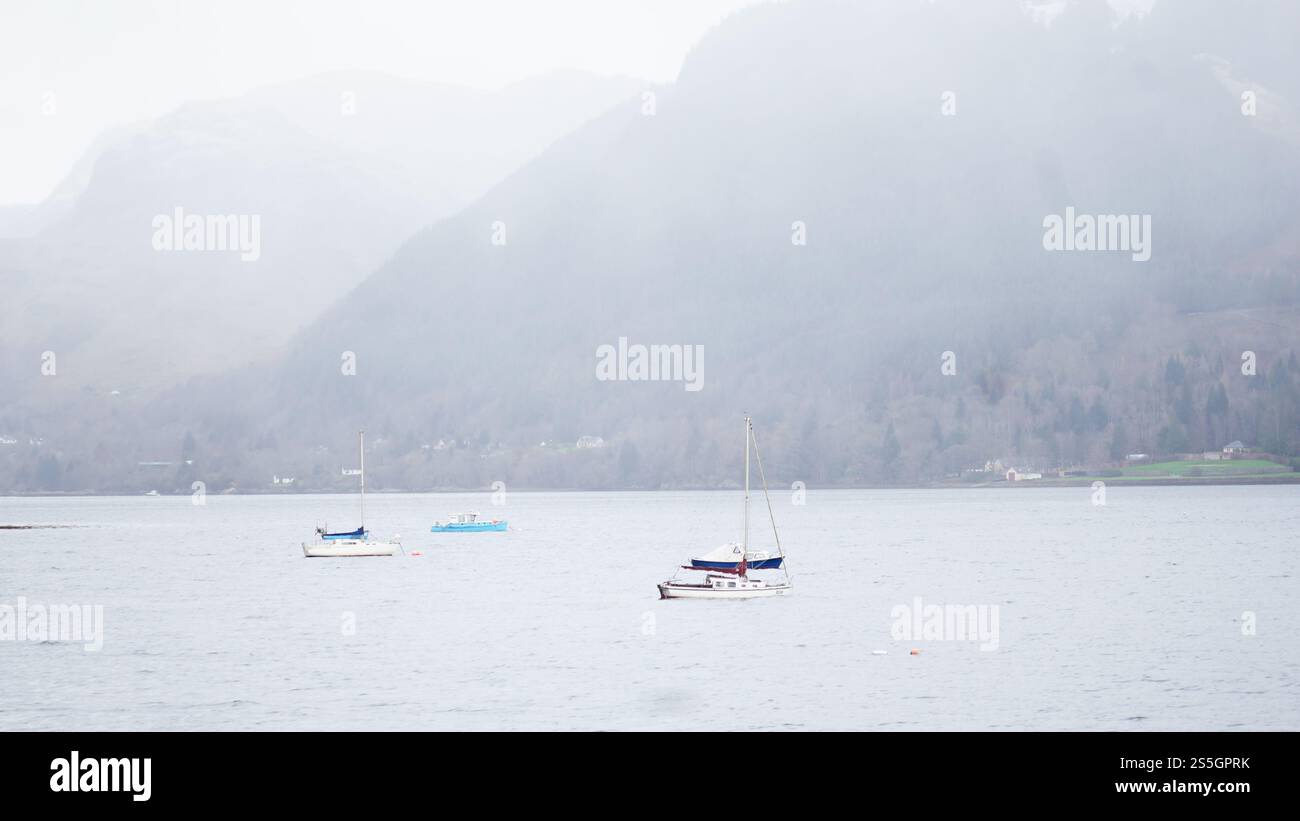 Chutes de neige sur le Loch Duich en hiver, Highlands écossais. Banque D'Images