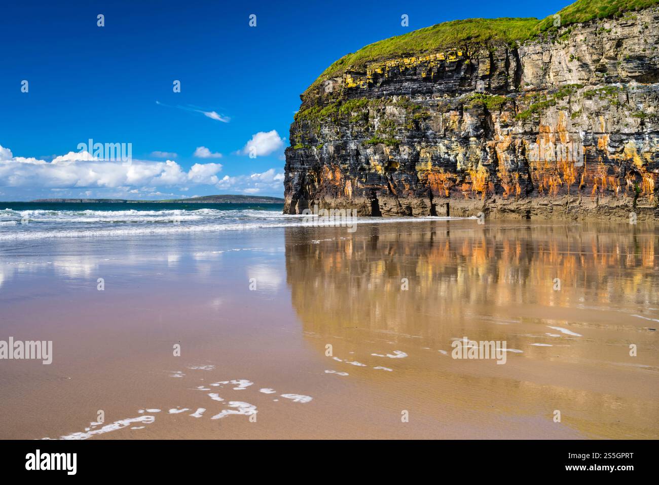 Falaise pittoresque reflétant dans le sable humide à Ballybunion Beach, comté de Kerry, Irlande. Un des points de découverte sur Wild Atlantic Way. Banque D'Images