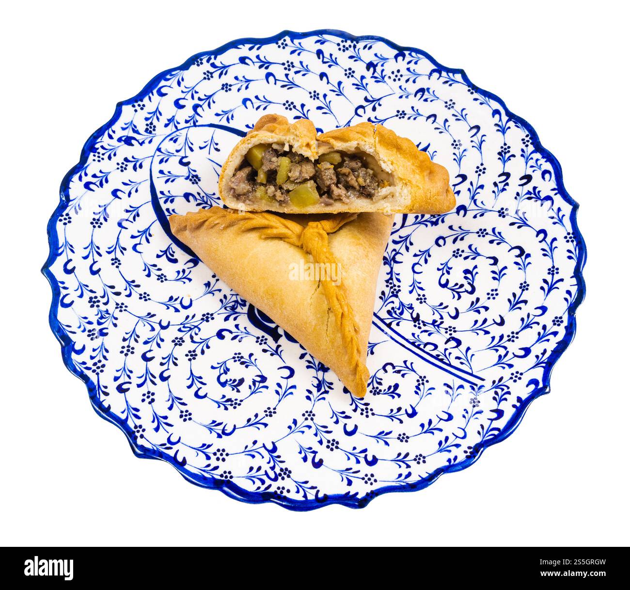 Tatar cuisine - un et demi d'ochpochmak (pâte cuite farcie de viande hachée et de pommes de terre) sur plaque décorative isolée sur fond blanc Banque D'Images