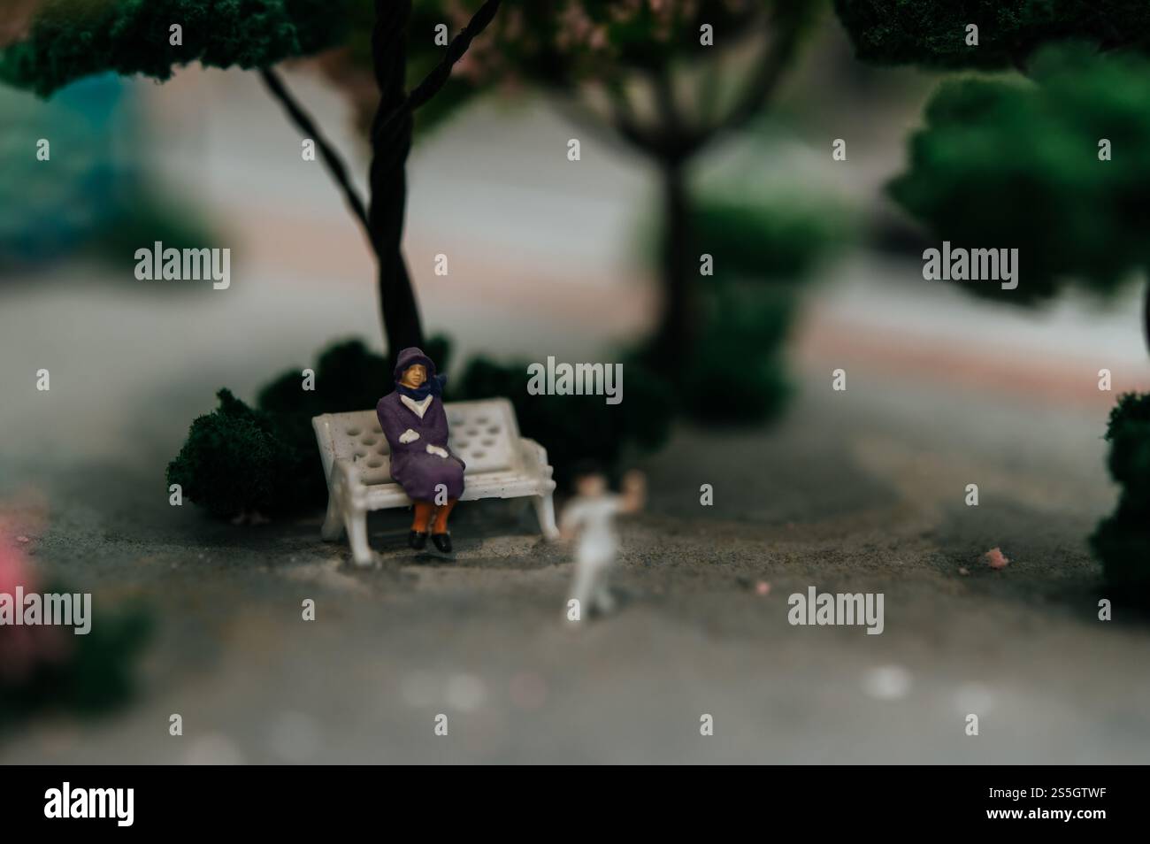 gros plan de petites personnes assises dans des chaises dans le parc. Banque D'Images