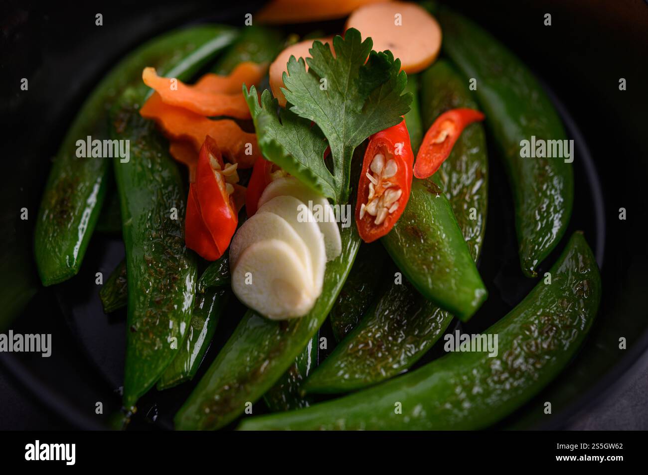 Pois sautés dans une poêle sur fond de ciment noir, Focus sélectif Banque D'Images