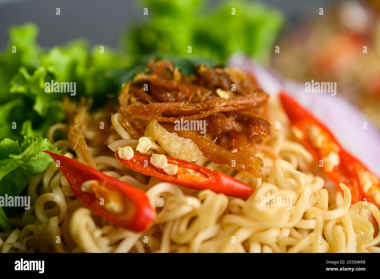 Le style Still Life avec des nouilles dans le bol, Selective Focus. Banque D'Images