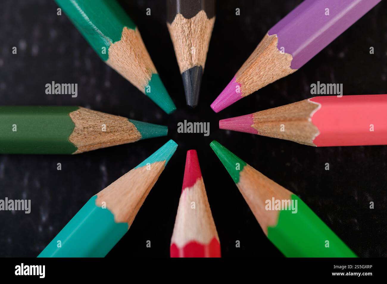 Gros plan, crayons de bois disposés dans une roue de couleur. Banque D'Images