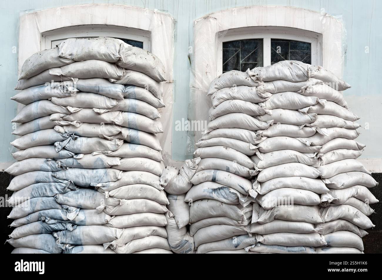Sacs de sable pour protéger les ouvertures des fenêtres des balles et de l'obus à Kiev en Ukraine Banque D'Images