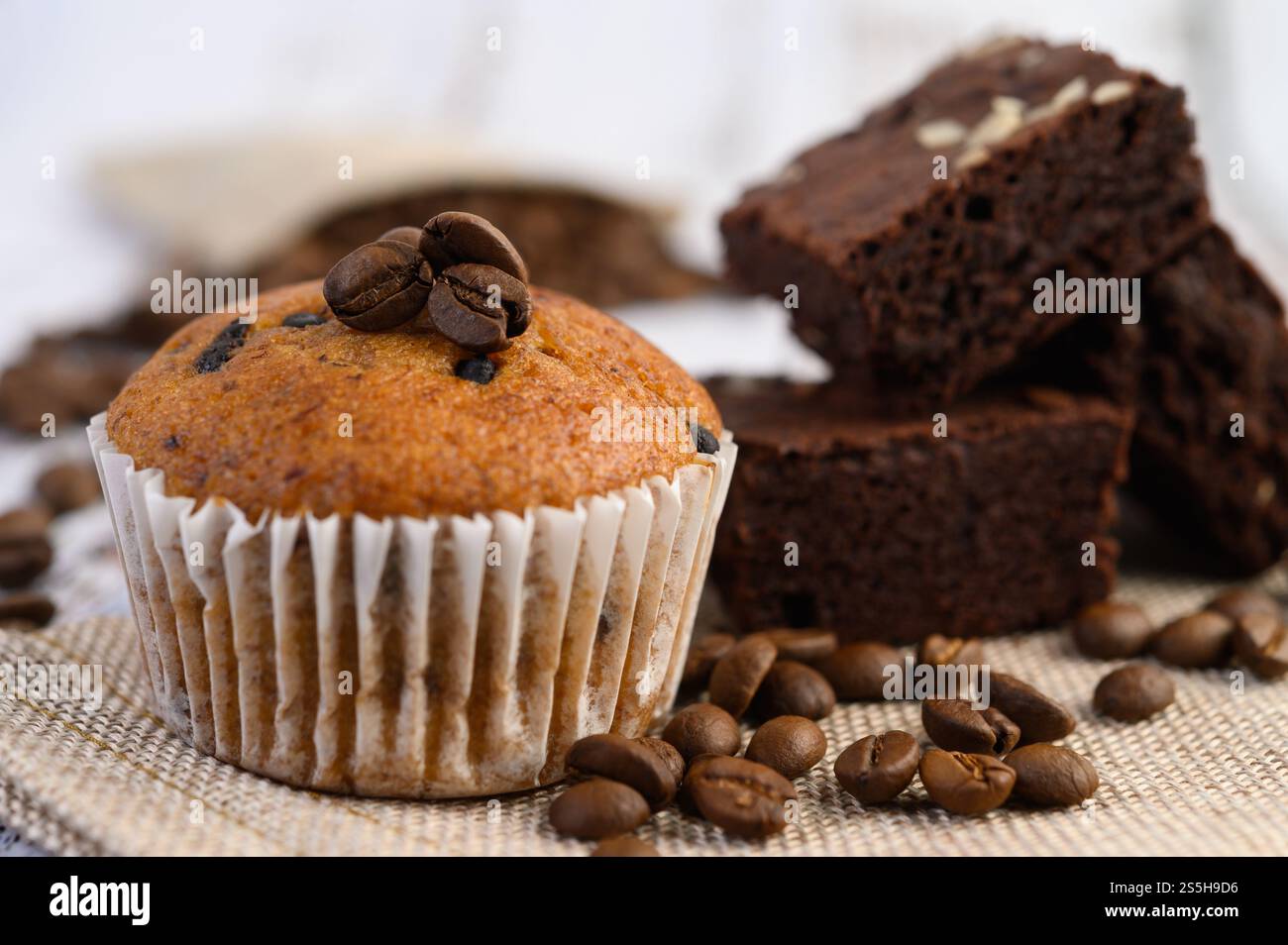 Cupcakes à la banane mélangés avec des pépites de chocolat sur une assiette blanche. Banque D'Images