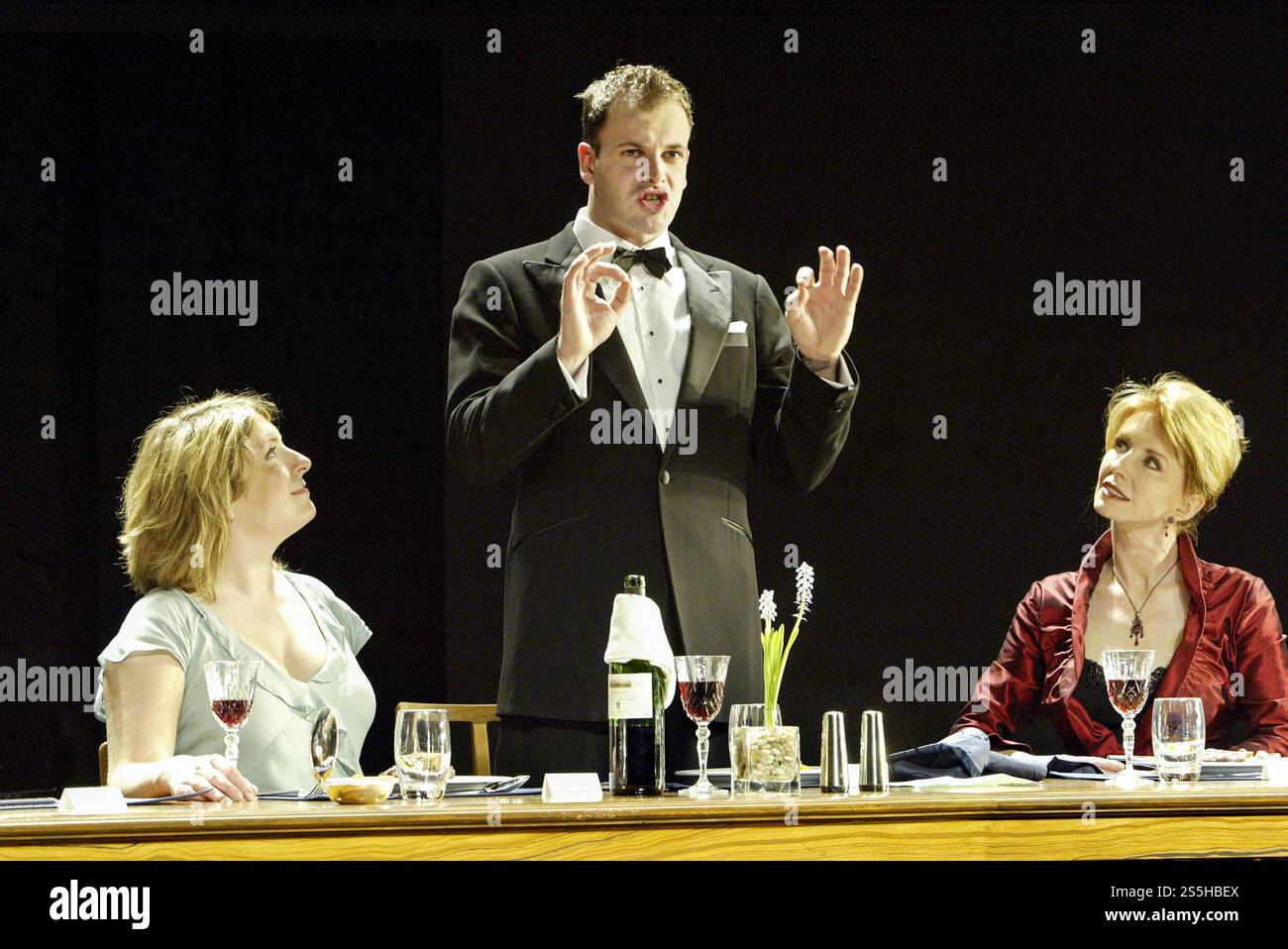 de gauche à droite : Claire Rushbrook (Helene), Jonny Lee Miller (Christian), Jane Asher (Else) dans FESTEN au Almeida Theatre, Londres N1 25/03/2004 adapté par David Eldridge du film et de la pièce de Thomas Vinterberg, Mogens Rukov & Bo hr. Hansen musique : Orlando Gough décor : Ian MacNeil costumes : Joan Wadge éclairage : Jean Kalman réalisateur : Rufus Norris Banque D'Images