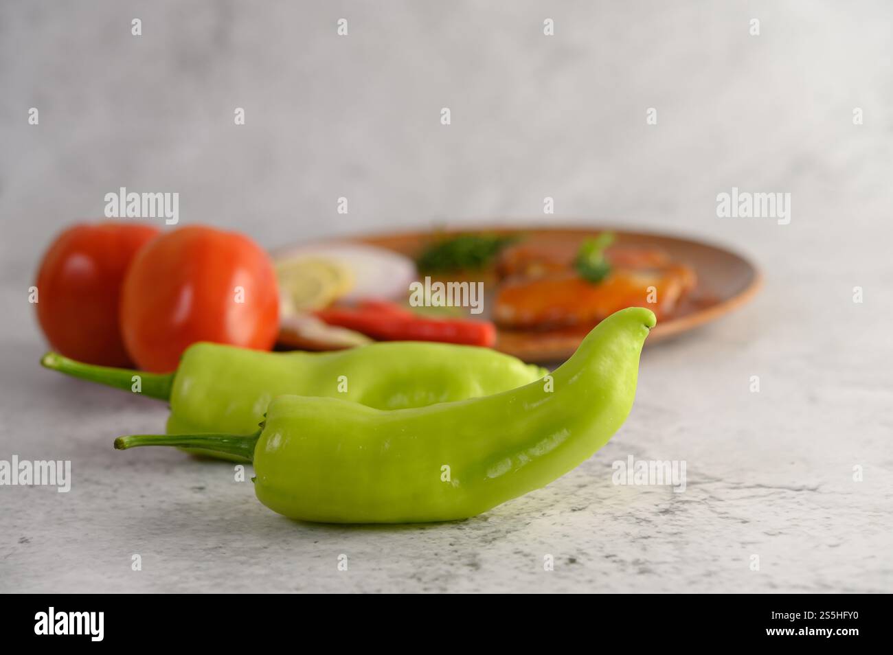 Focus sélectif vert Chili et flou fond blanc sardine en conserve avec sauce tomate et ingrédient de cuisson était belle disposition en bois Banque D'Images