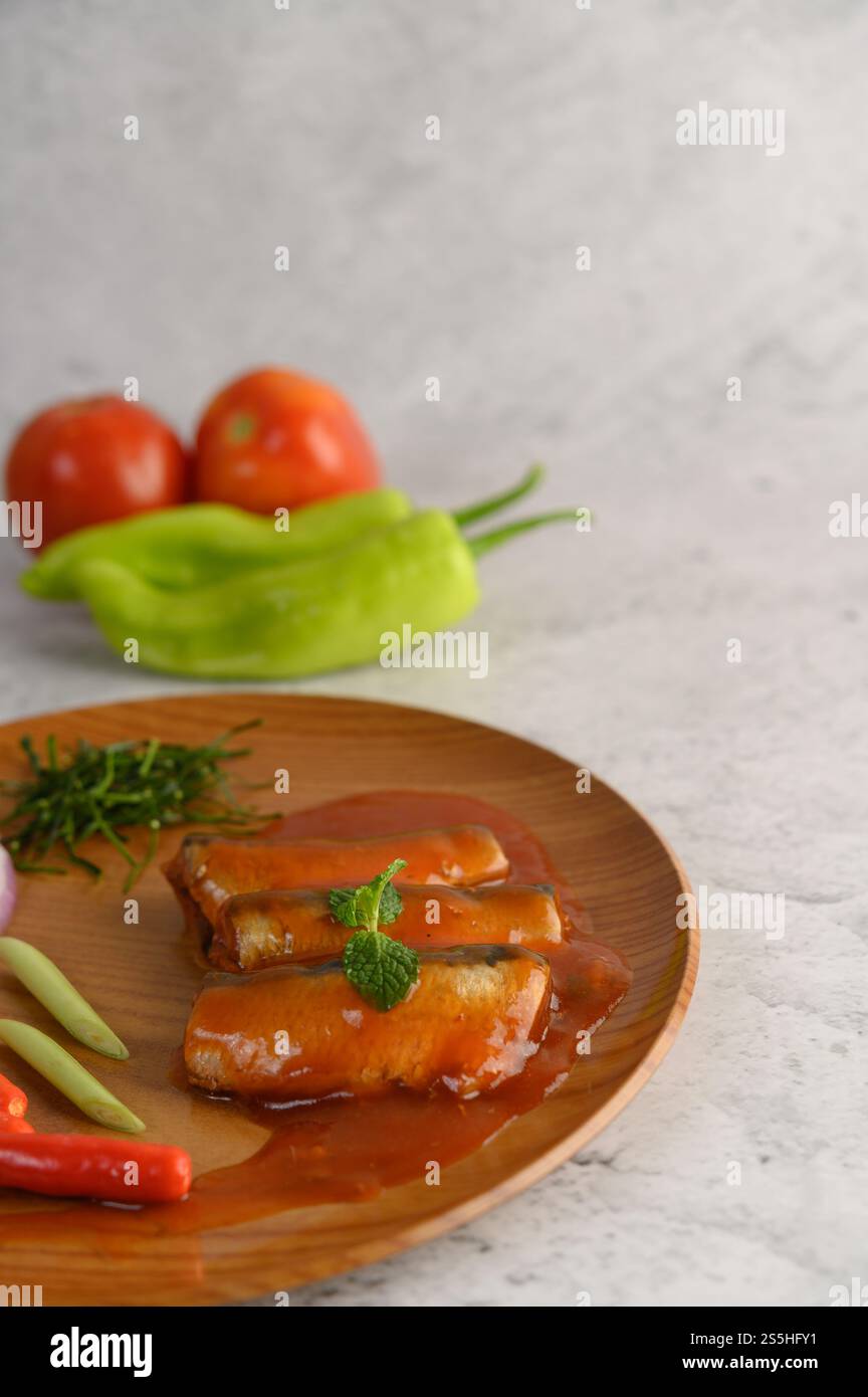 Image verticale avec de la sardine en conserve avec de la sauce tomate et de l'ingrédient de cuisine était belle disposition dans un plateau en bois, Chili flou et tomate, copie Banque D'Images