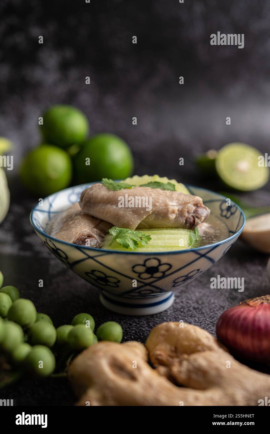 Soupe claire au poulet à éclosion verte avec ail, citron, oignon, oignon rouge, champignon et basilic. Banque D'Images