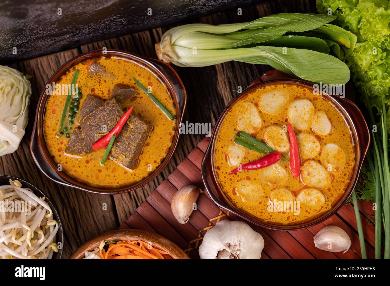 Boulettes de viande au curry rouge avec piment et échalotes dans un bol. Banque D'Images