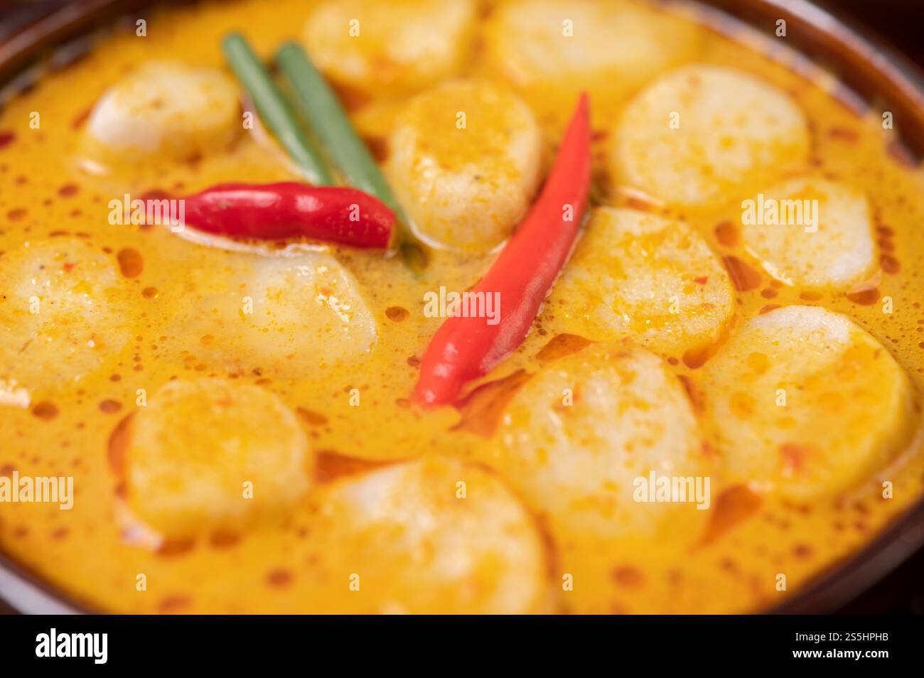 Boulettes de viande au curry rouge avec piment et échalotes dans un bol. Banque D'Images
