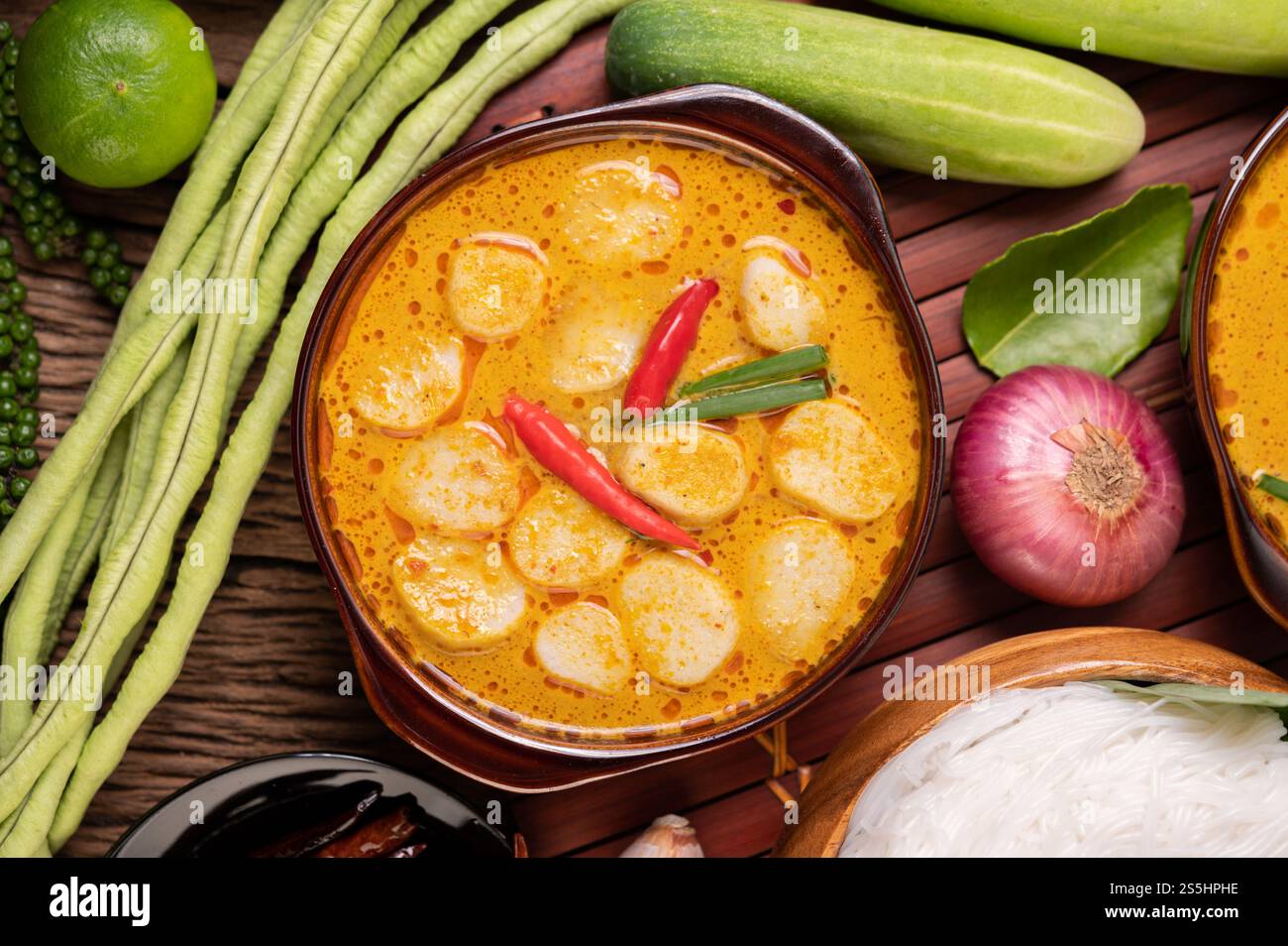 Boulettes de viande au curry rouge avec piment et échalotes dans un bol. Banque D'Images