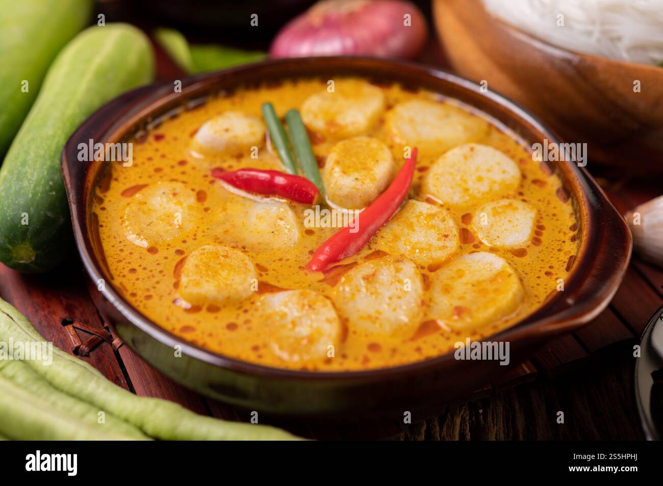 Boulettes de viande au curry rouge avec piment et échalotes dans un bol. Banque D'Images