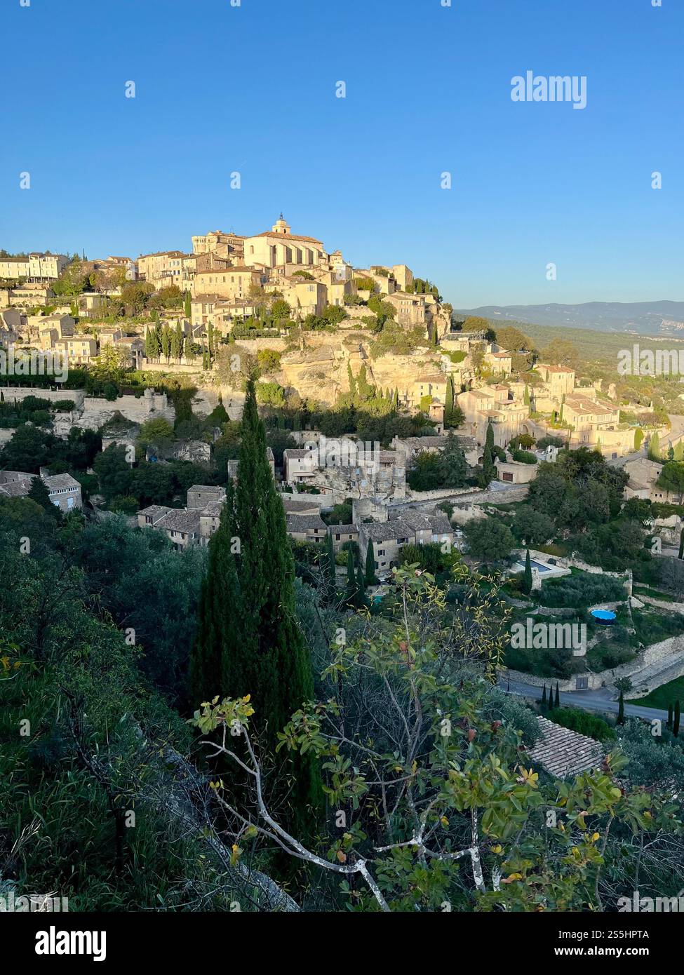 Vue sur le village de Gordes debout sur une colline en Provence, France - Image de stock capturée avec un smartphone