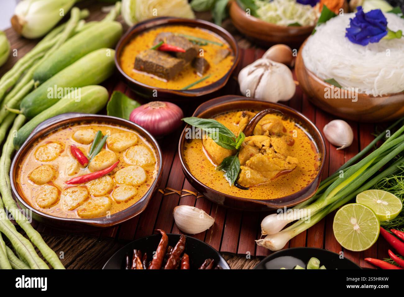 Boulettes de viande au curry rouge avec piment et échalotes dans un bol. Banque D'Images