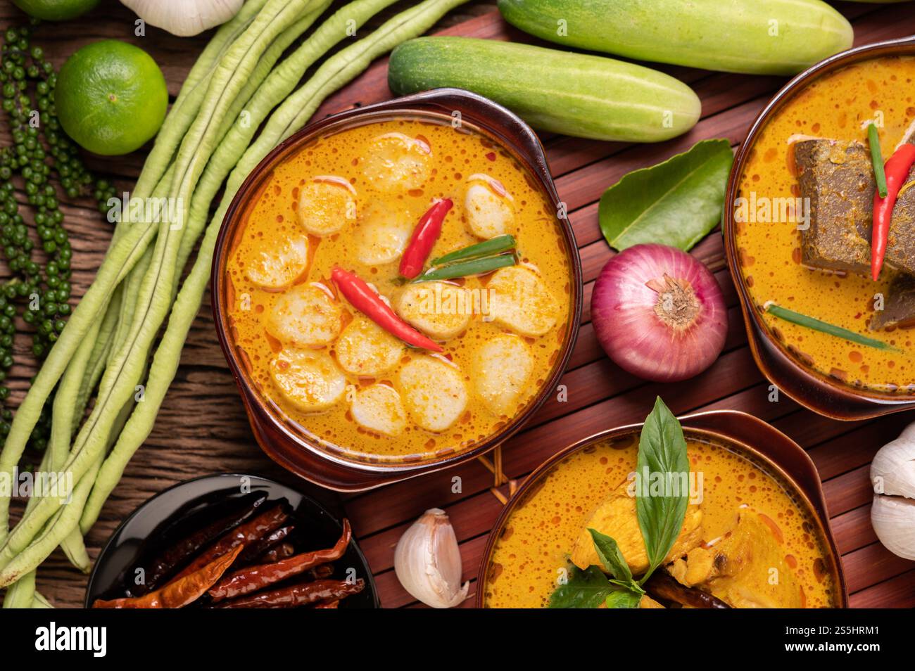 Boulettes de viande au curry rouge avec piment et échalotes dans un bol. Banque D'Images