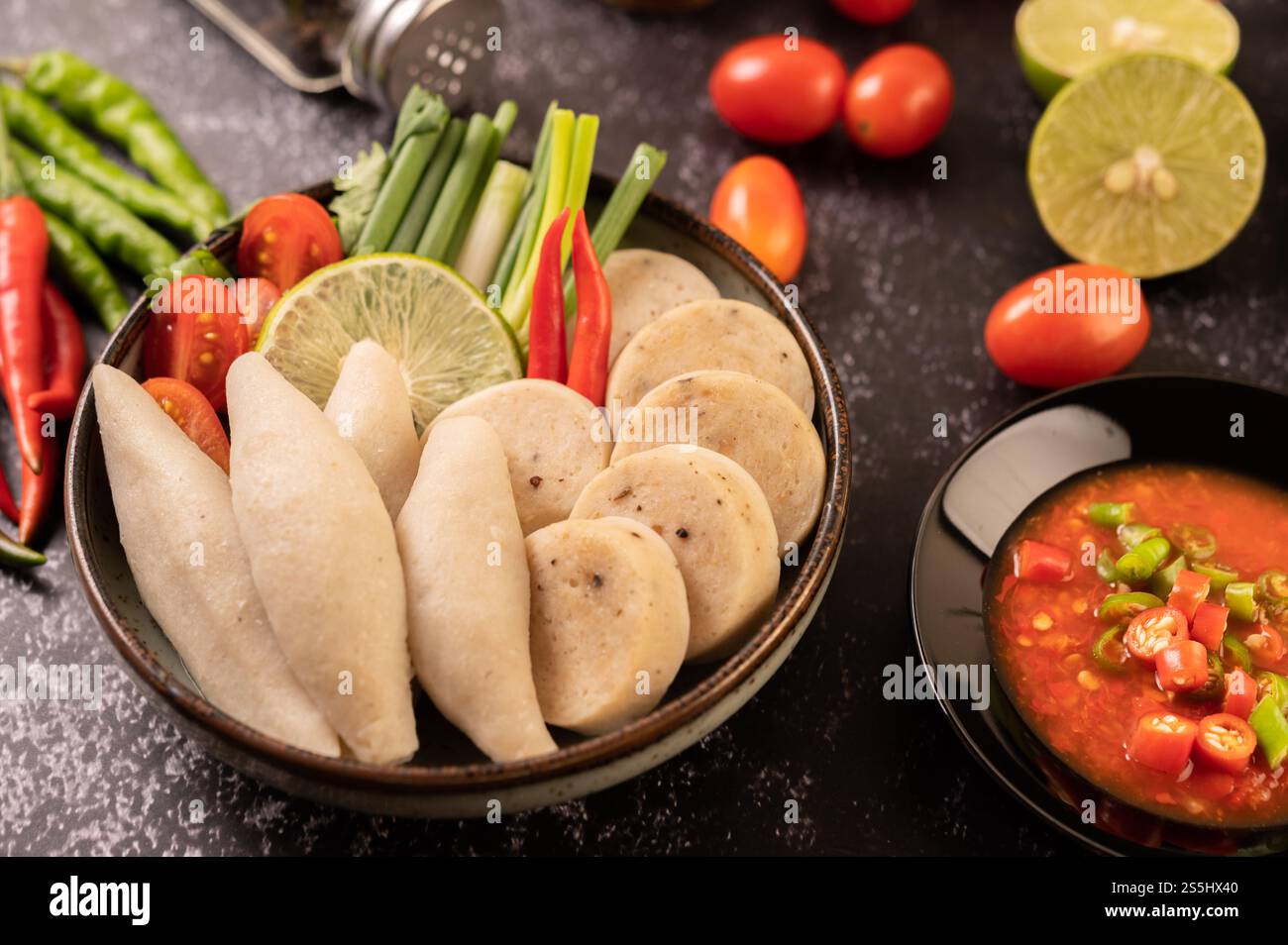 Boulettes de poisson de rugby avec pâte de Chili au citron, tomate et piment. Banque D'Images