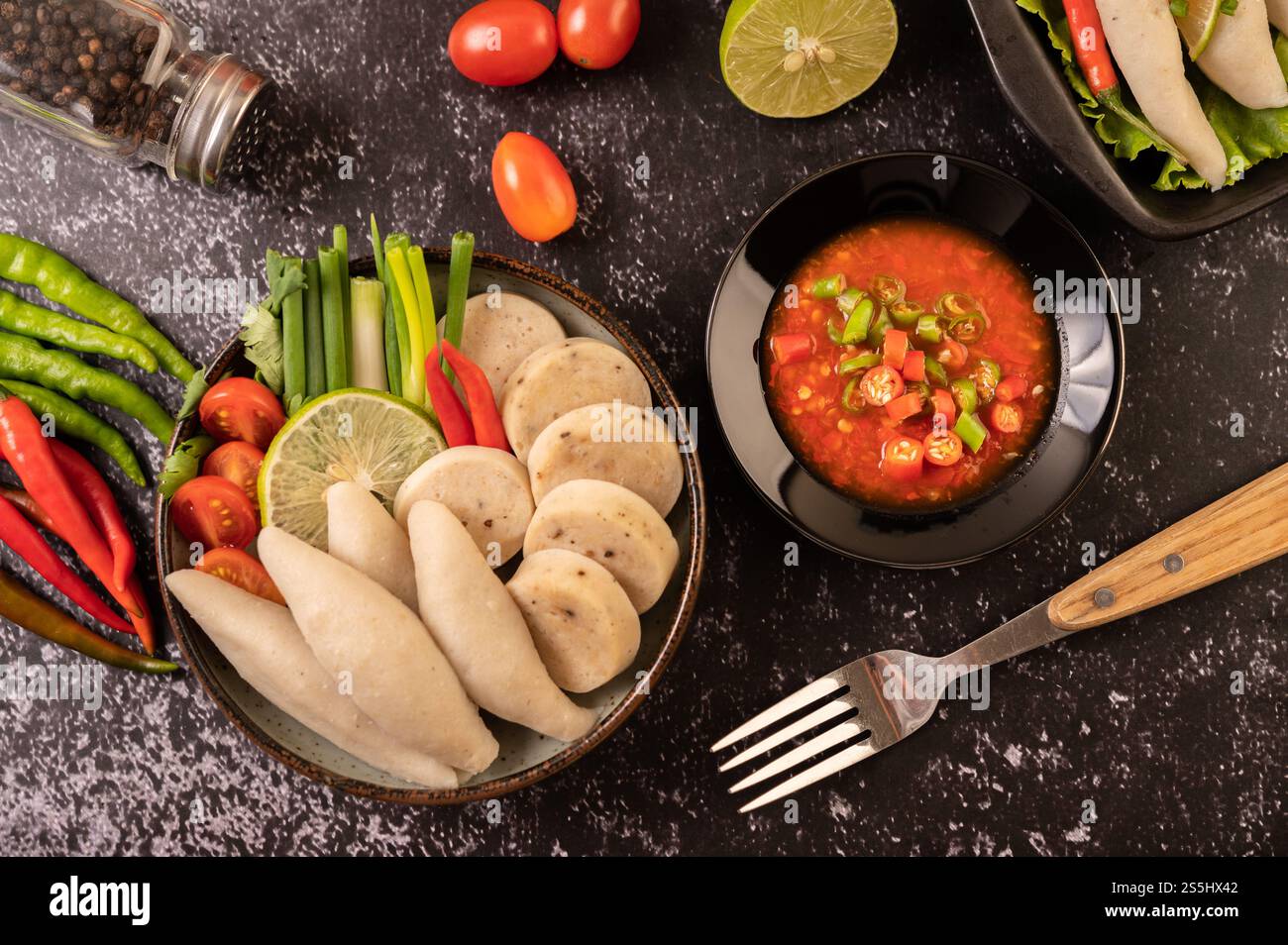 Boulettes de poisson de rugby avec pâte de Chili au citron, tomate et piment. Banque D'Images