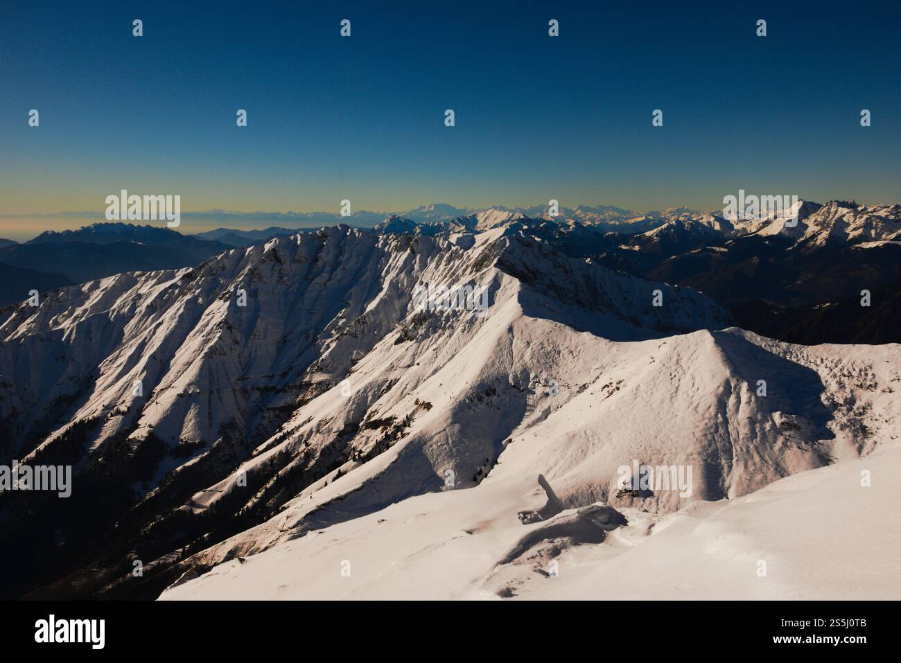 Panorama alpin. Au premier plan le mont Cima di Menna et, au loin, le célèbre massif montagneux Monte Rosa Banque D'Images