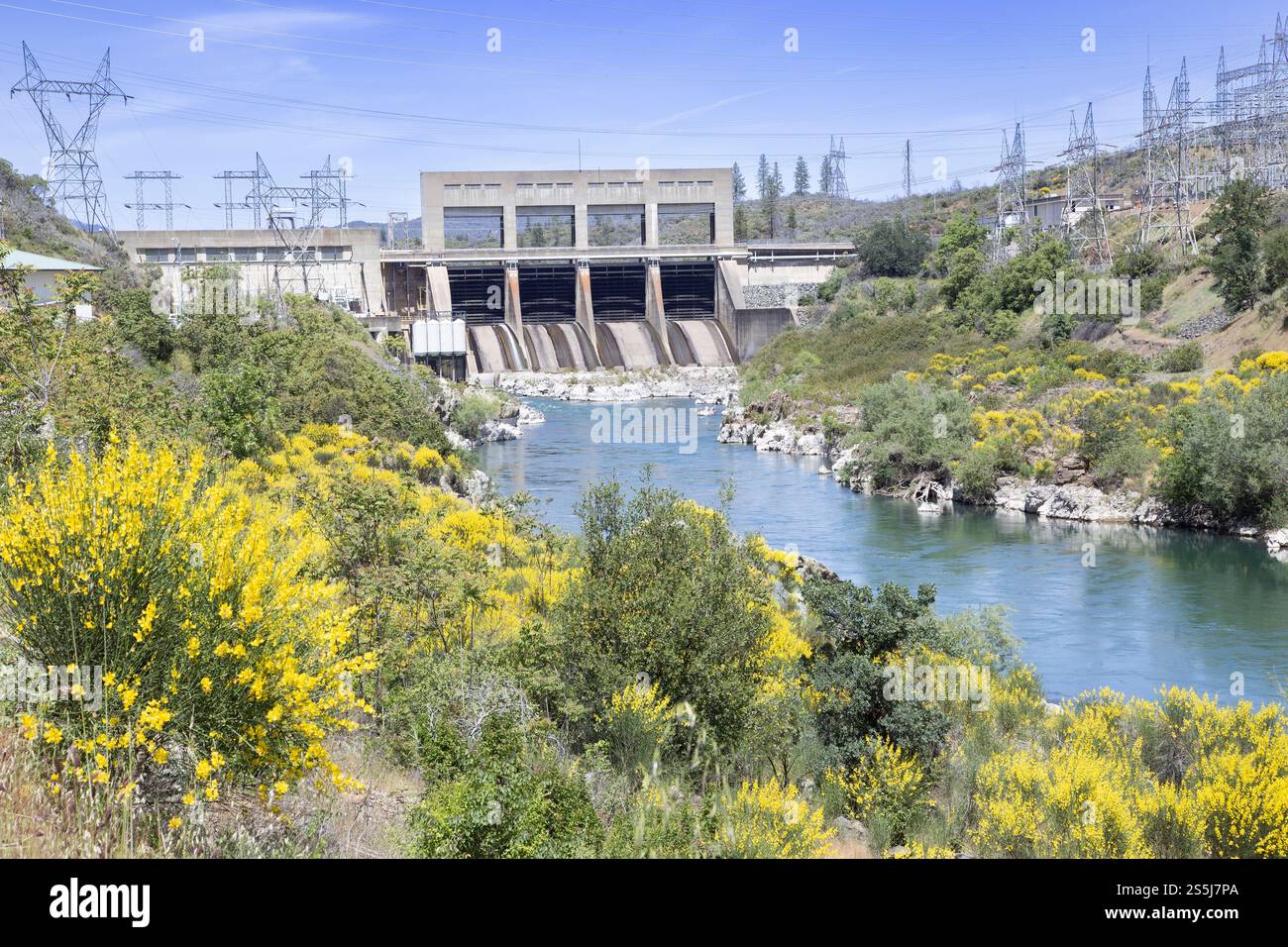 Barrage de Keswick sur la rivière Sacramento à Redding, Californie, photographié en aval un jour de printemps. Banque D'Images