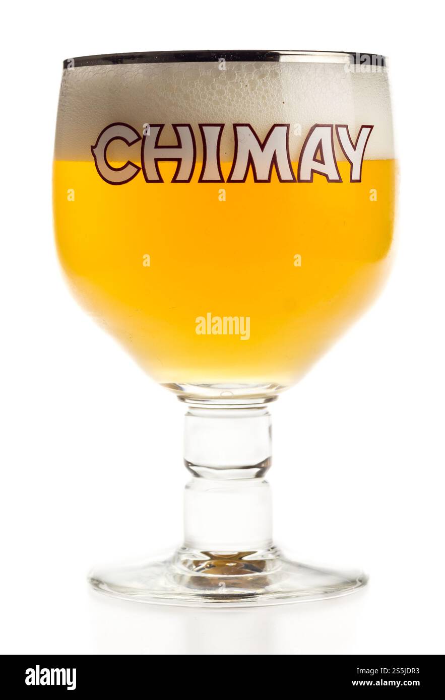 Verre de bière blonde belge Chimay Gold isolé sur fond blanc Banque D'Images