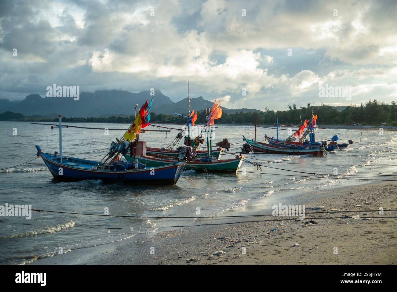 Bateaux de pêche au village de pêcheurs Pak Nam Pran et la plage près de la ville de Pranburi et de la ville de Hua Hin dans la province de Prachuap Khiri Khan Banque D'Images