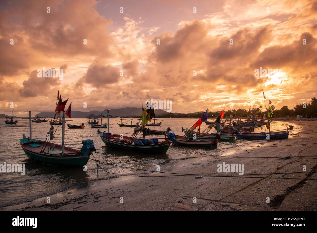 Bateaux de pêche au village de pêcheurs Pak Nam Pran et la plage près de la ville de Pranburi et de la ville de Hua Hin dans la province de Prachuap Khiri Khan Banque D'Images
