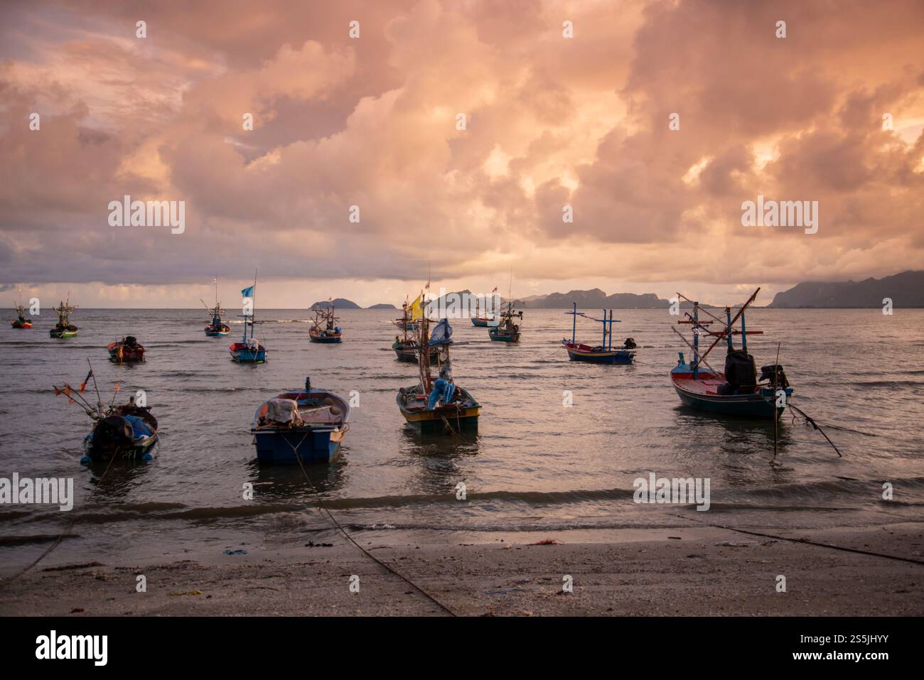 Bateaux de pêche au village de pêcheurs Pak Nam Pran et la plage près de la ville de Pranburi et de la ville de Hua Hin dans la province de Prachuap Khiri Khan Banque D'Images