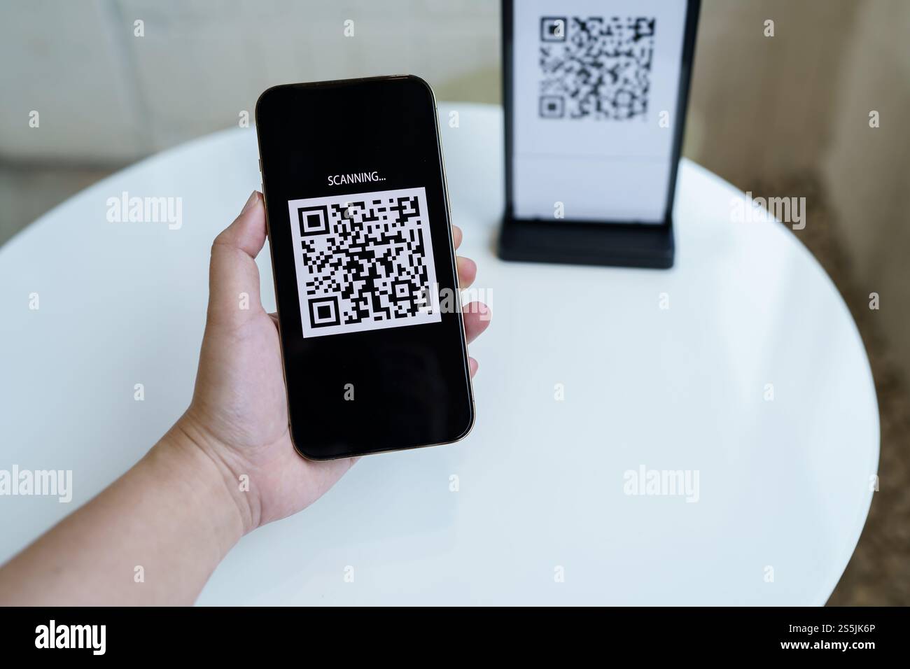 Paiement par code QR. E portefeuille. Man scan tag accepté générer paiement numérique sans argent.scan code QR en ligne shopping paiement sans espèces et Banque D'Images