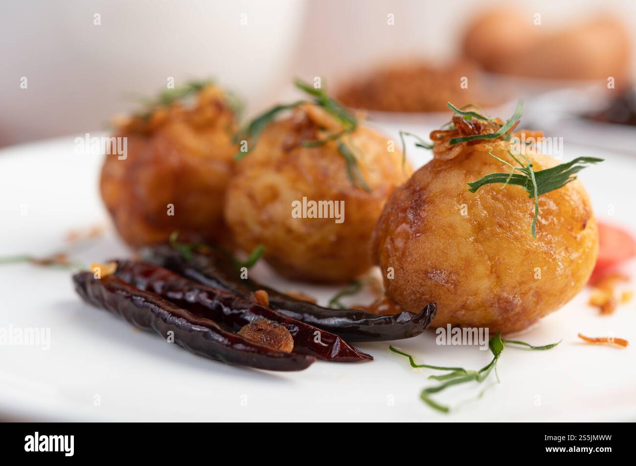 Œufs durs sautés avec sauce au tamarin, nappés d'oignons frits et de piments secs, gendre, cuisine thaïlandaise. Banque D'Images