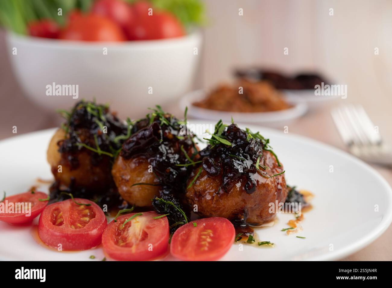 Œufs durs sautés avec sauce au tamarin, nappés d'oignons frits et de piments secs, gendre, cuisine thaïlandaise. Banque D'Images