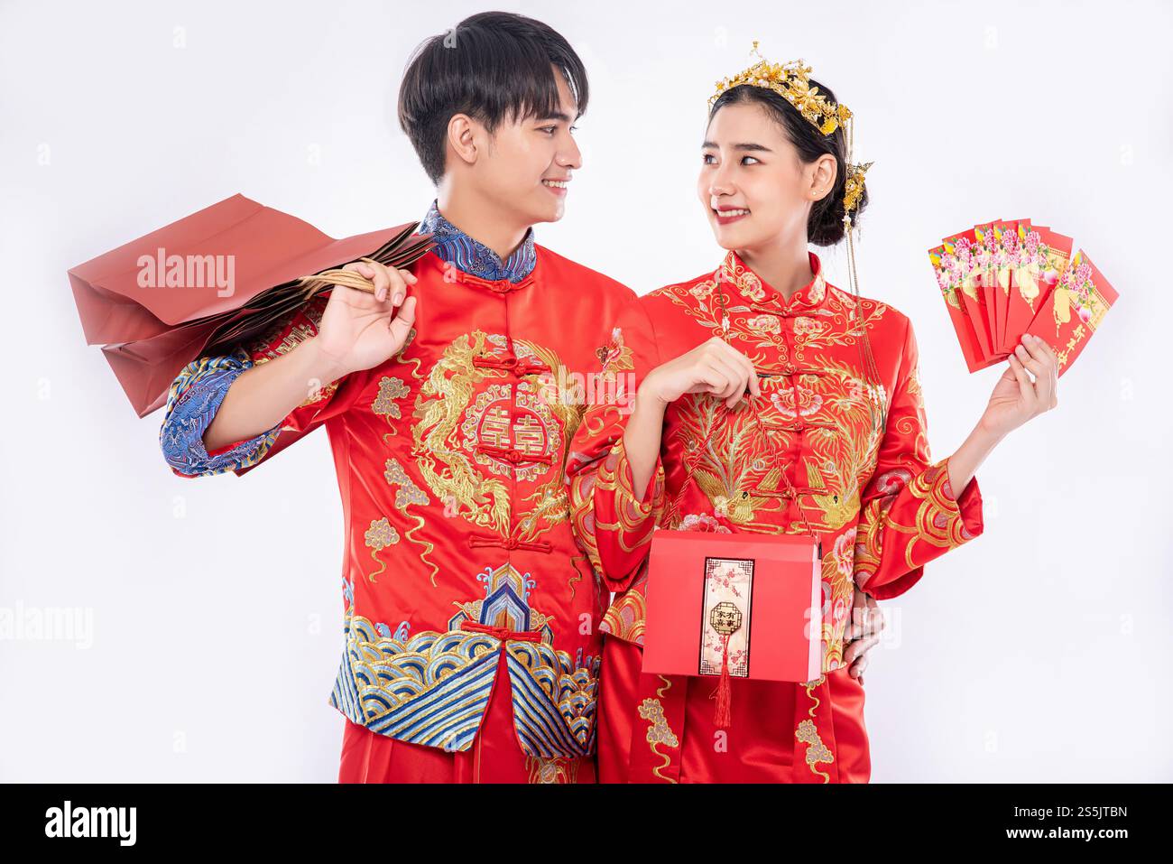 L'homme et la femme obtiennent le sac rouge , l'argent cadeau et un cadeau de leur parent dans le jour du mariage Banque D'Images