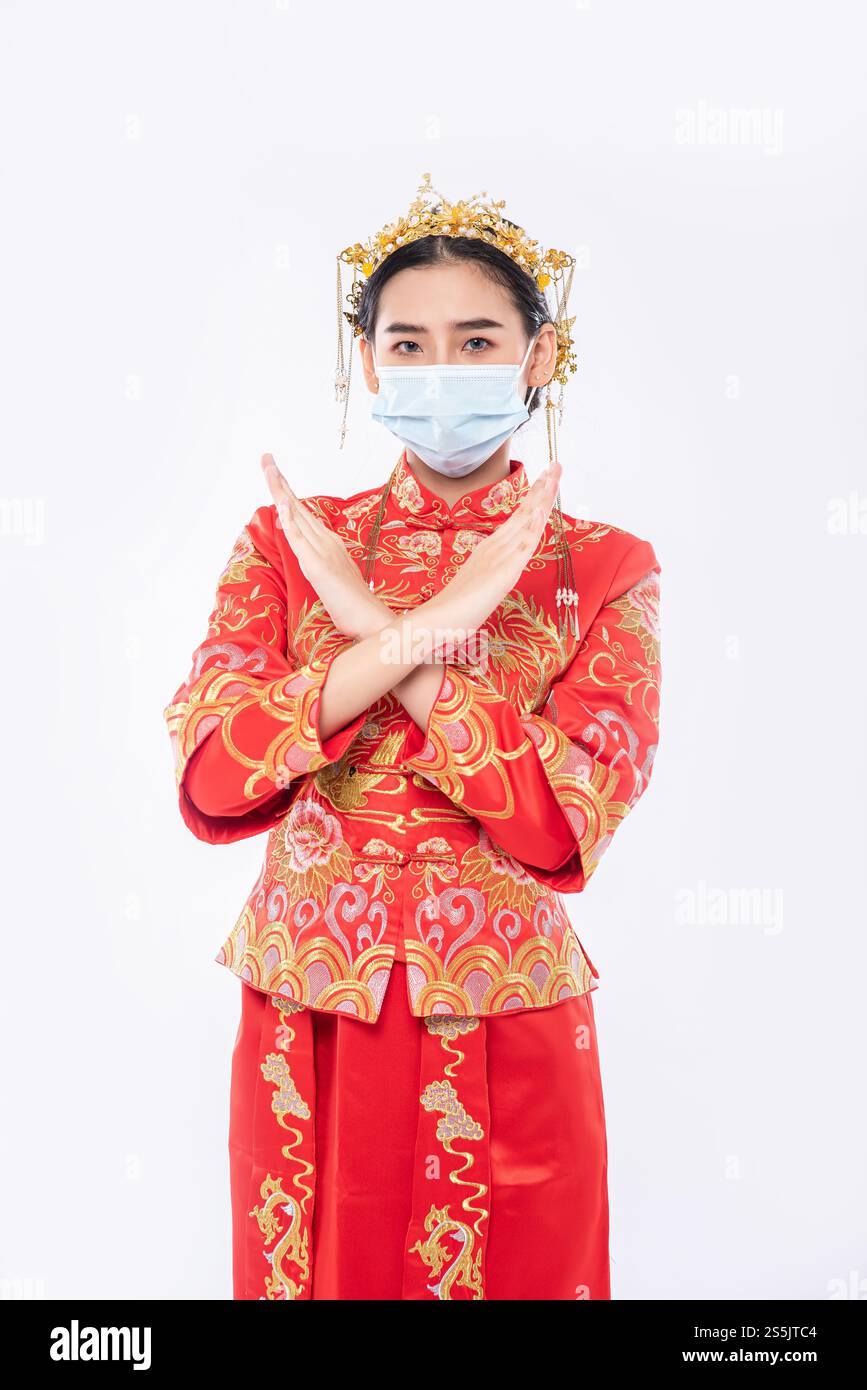 Femme porter Cheongsam costume et masque montrer les gens ne portent pas de masque ne peut pas être venu faire des achats dans le nouvel an chinois Banque D'Images