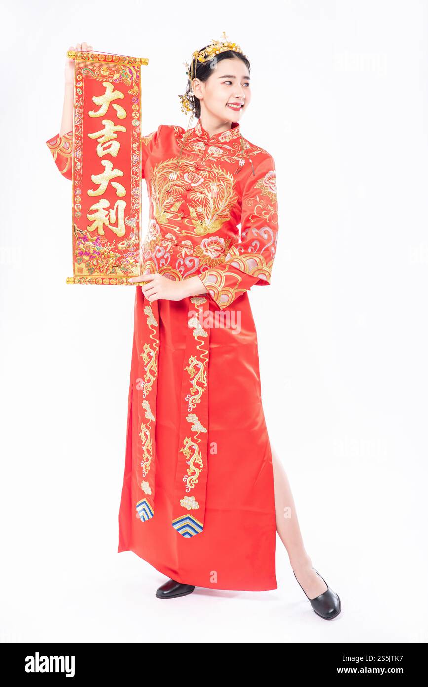Femme porter Cheongsam costume donner à la famille la carte de voeux chinois pour la chance dans le nouvel an chinois Banque D'Images Femme porter Cheongsam costume donner à la famille la carte de voeux chinois pour la chance dans le nouvel an chinois Banque D'Images