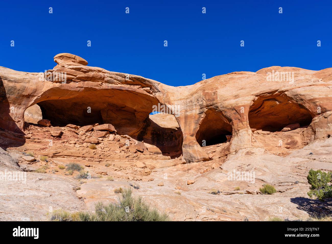 Vue matinale de Colonnade Arch, une formation rocheuse unique près de Green River, Utah, États-Unis. Banque D'Images