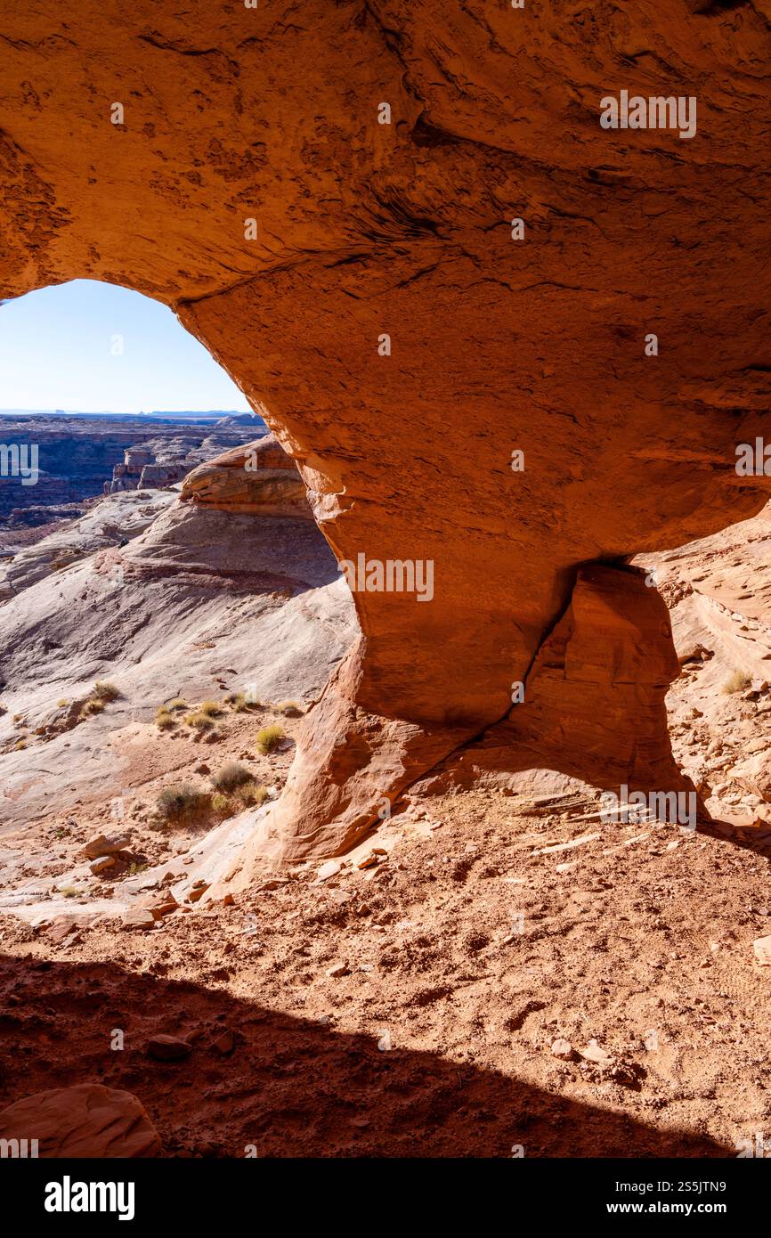 Photographie de Colonnade Arch, vue intérieure, une formation rocheuse unique près de Green River, Utah, États-Unis. Banque D'Images