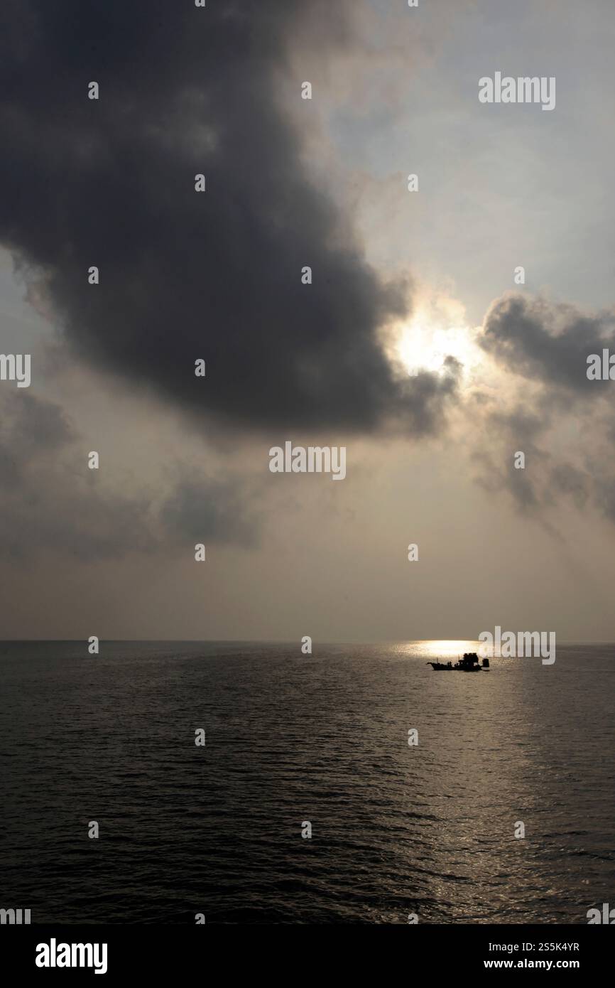 Bateau de pêche sur une plage à Pak Nam près de la ville de Chumphon dans la province de Chumphon en Thaïlande, Thaïlande, Ko Tao, mars, 2010. THAÏLANDE Banque D'Images