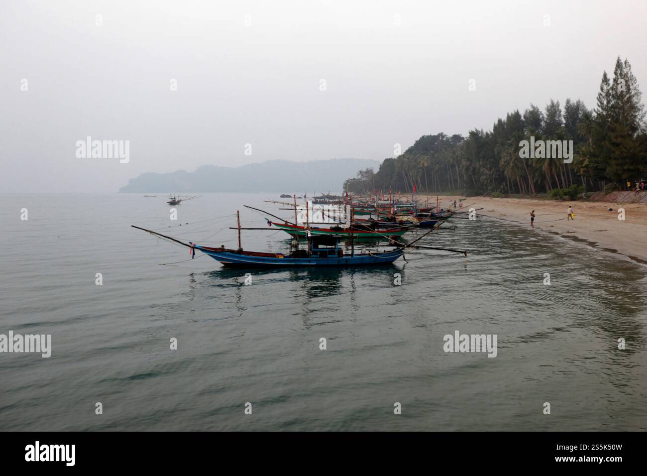 Bateau de pêche sur une plage à Pak Nam près de la ville de Chumphon dans la province de Chumphon en Thaïlande, Thaïlande, Ko Tao, mars, 2010. THAÏLANDE Banque D'Images