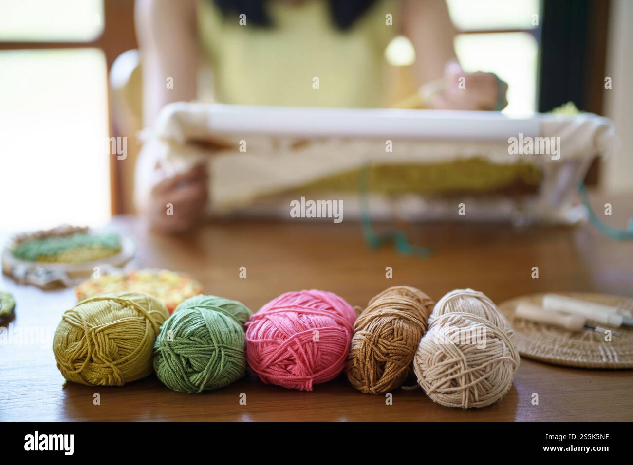 Aiguille perforée. Femme asiatique faisant tricoter Hobby à la main dans l'atelier de studio. Designer Workplace projet artisanal fait à la main concept de broderie DIY Banque D'Images
