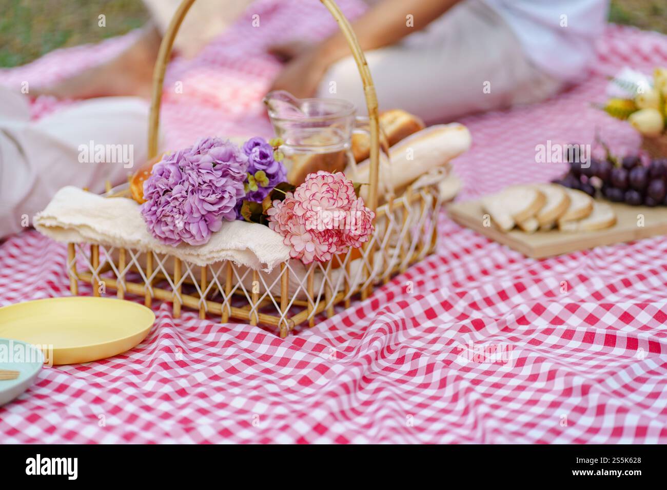 Déjeuner pique-nique repas à l'extérieur du parc avec panier de pique-nique alimentaire. profitez de l'heure de pique-nique dans la nature du parc à l'extérieur Banque D'Images