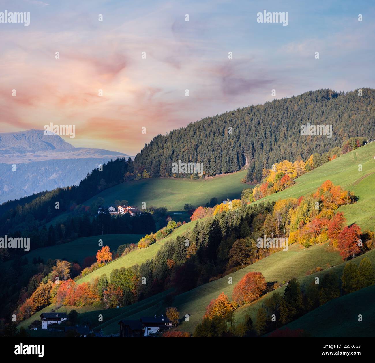 Lever de soleil d'automne Santa Magdalena célèbre Italie Dolomites village de montagne environs vue dans la première lumière du soleil. Voyage pittoresque, saisonnier et Banque D'Images