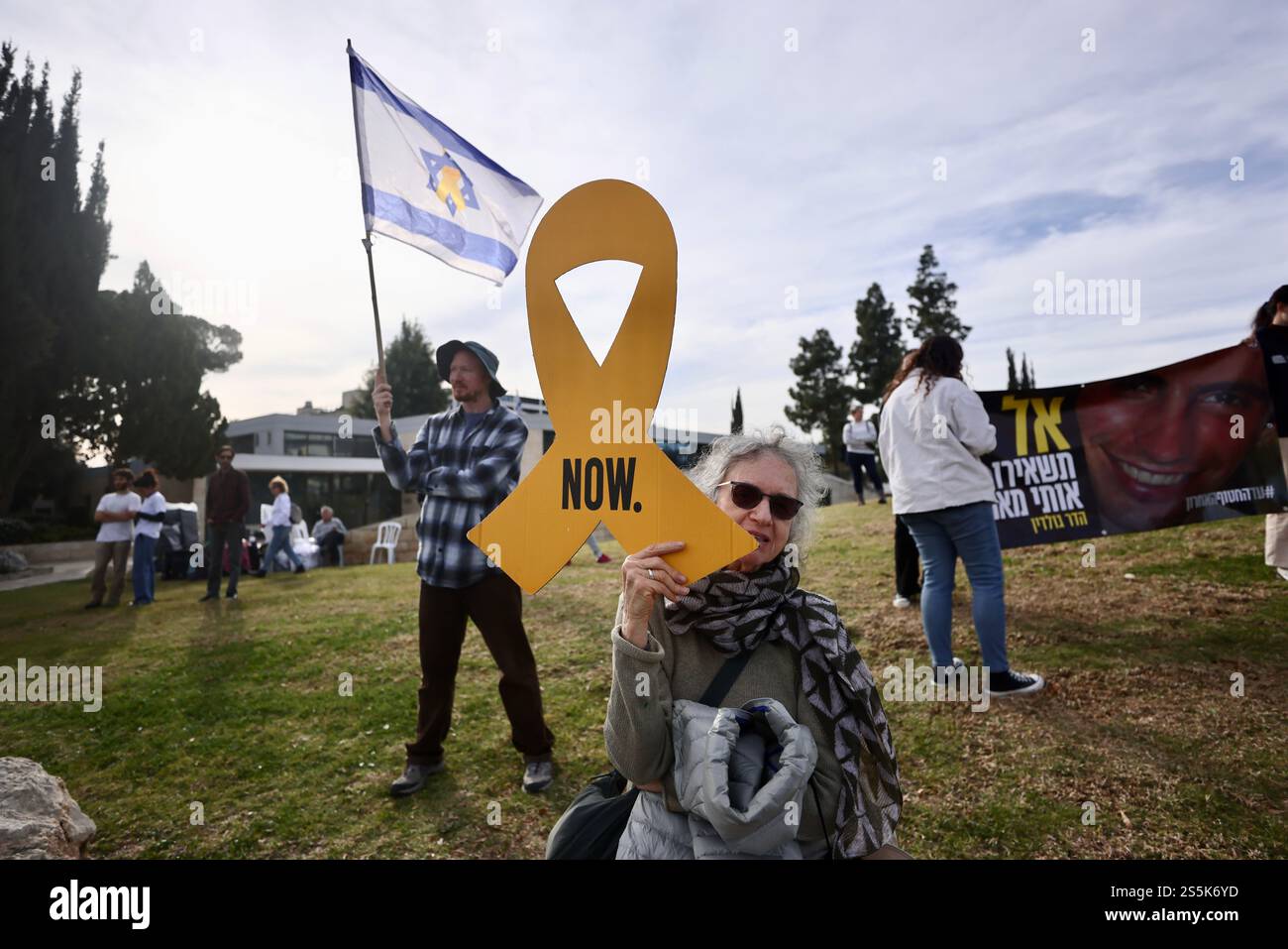 Jérusalem. 14 janvier 2025. Les proches et les partisans des otages détenus dans la bande de Gaza se rassemblent devant le bureau du premier ministre israélien à Jérusalem, le 14 janvier 2025. Un responsable israélien a déclaré mardi que "seuls les détails définitifs" restent à définir dans l'accord de cessez-le-feu pour otages à Gaza, alors que des pourparlers de haut niveau sont en cours au Doha au Qatar. Crédit : Jamal Awad/Xinhua/Alamy Live News Banque D'Images Jérusalem. 14 janvier 2025. Les proches et les partisans des otages détenus dans la bande de Gaza se rassemblent devant le bureau du premier ministre israélien à Jérusalem, le 14 janvier 2025. Un responsable israélien a déclaré mardi que "seuls les détails définitifs" restent à définir dans l'accord de cessez-le-feu pour otages à Gaza, alors que des pourparlers de haut niveau sont en cours au Doha au Qatar. Crédit : Jamal Awad/Xinhua/Alamy Live News Banque D'Images