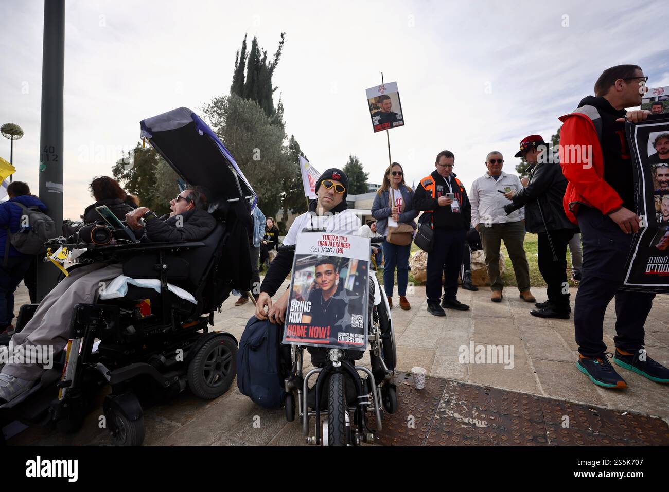 Jérusalem. 14 janvier 2025. Les proches et les partisans des otages détenus dans la bande de Gaza se rassemblent devant le bureau du premier ministre israélien à Jérusalem, le 14 janvier 2025. Un responsable israélien a déclaré mardi que "seuls les détails définitifs" restent à définir dans l'accord de cessez-le-feu pour otages à Gaza, alors que des pourparlers de haut niveau sont en cours au Doha au Qatar. Crédit : Jamal Awad/Xinhua/Alamy Live News Banque D'Images Jérusalem. 14 janvier 2025. Les proches et les partisans des otages détenus dans la bande de Gaza se rassemblent devant le bureau du premier ministre israélien à Jérusalem, le 14 janvier 2025. Un responsable israélien a déclaré mardi que "seuls les détails définitifs" restent à définir dans l'accord de cessez-le-feu pour otages à Gaza, alors que des pourparlers de haut niveau sont en cours au Doha au Qatar. Crédit : Jamal Awad/Xinhua/Alamy Live News Banque D'Images